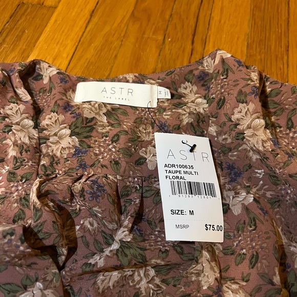 ASTR THE LABEL | Short Sleeve Taupe Ruched Floral Mini Dress - Picture 4 of 7